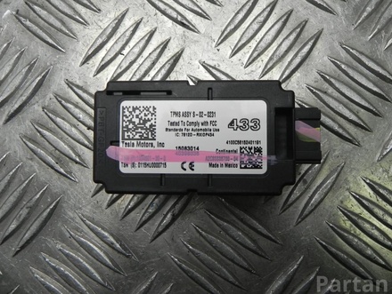 Tesla 1034601-00-B / 103460100B MODEL S 2015 control unit