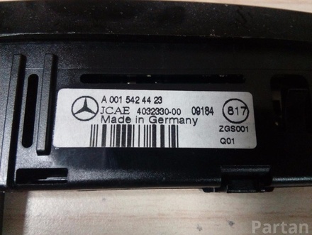 Mercedes-Benz A 001 542 44 23 / A0015424423 E-CLASS Coupe (C207) 2010 Control Display, park assist